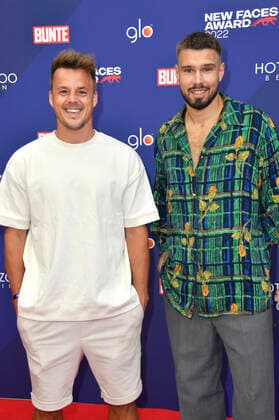 Alexander Knappe mit Begleitung Niklas bei der Verleihung der Bunte New Faces Awards Film 2022 im Delphi Filmpalast. Berlin, 23.06.2022