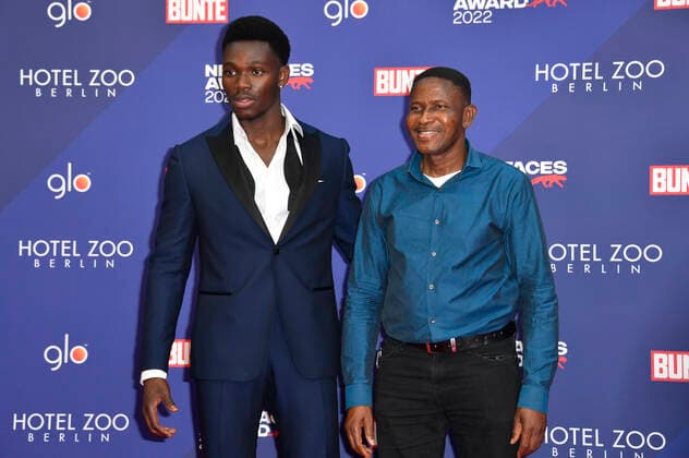 Bless Amada mit Vater bei der Verleihung der Bunte New Faces Awards Film 2022 im Delphi Filmpalast. Berlin, 23.06.2022