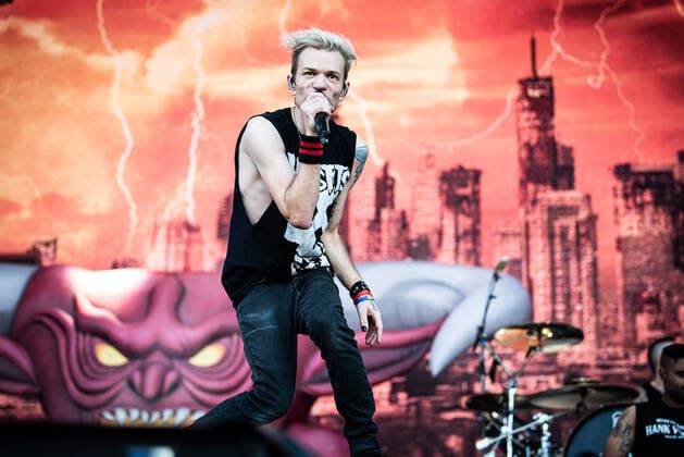 Sum 41 live at Tons of Rock 2022, Oslo, Norway Oslo, Norway. 23rd, June 2022. The Canadian punk rock band Sum 41 performs a live concert during the Norwegian music festival Tons of Rock 2022 in Oslo. Here vocalist and guitarist Deryck Whibley is seen live on stage. Oslo Norway  Copyright: xGonzalesxPhoto Jan-ErikxEriksenx