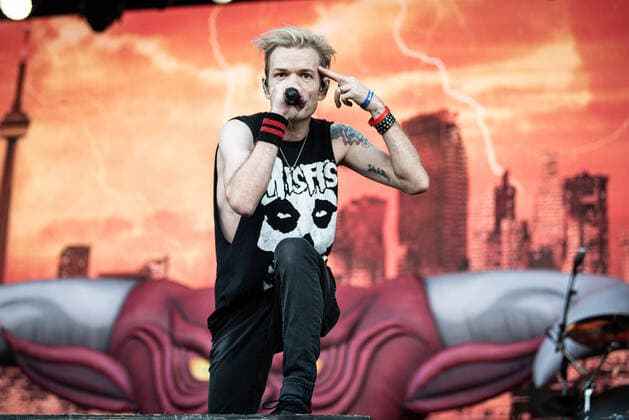 Sum 41 live at Tons of Rock 2022, Oslo, Norway Oslo, Norway. 23rd, June 2022. The Canadian punk rock band Sum 41 performs a live concert during the Norwegian music festival Tons of Rock 2022 in Oslo. Here vocalist and guitarist Deryck Whibley is seen live on stage. Oslo Norway  Copyright: xGonzalesxPhoto Jan-ErikxEriksenx
