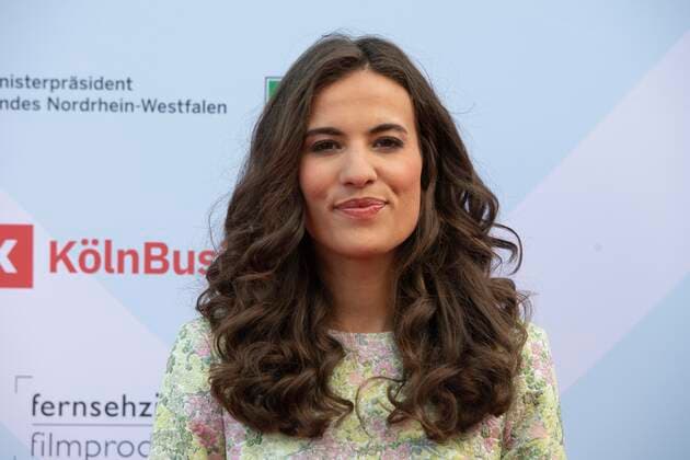 Mona AMEZIANE, Moderatorin, Roter Teppich, Red Carpet Show, Verleihung des Grimme Online Awards 2022 am 23.06.2022 in der Flora Koeln,