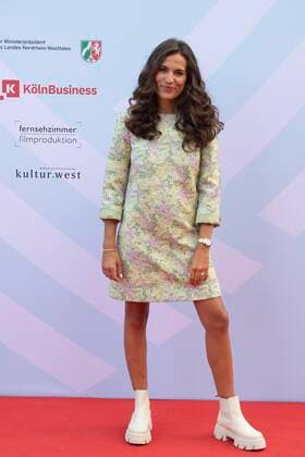 Mona AMEZIANE, Moderatorin, Roter Teppich, Red Carpet Show, Verleihung des Grimme Online Awards 2022 am 23.06.2022 in der Flora Koeln,