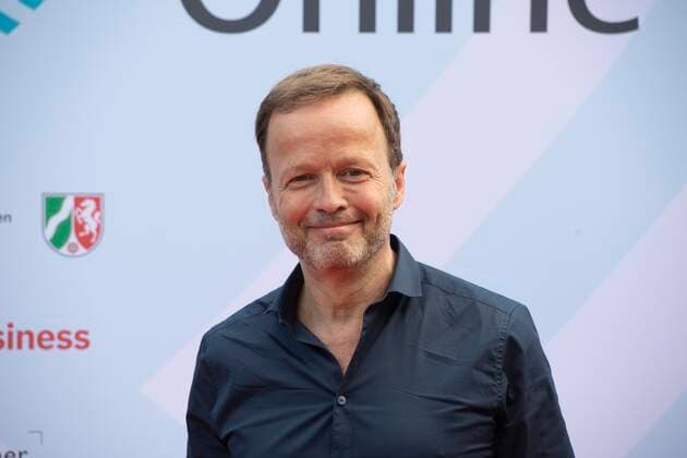 Georg RESTLE, Moderator, ,,Monitor,, (ARD WDR) Roter Teppich, Red Carpet Show, Verleihung des Grimme Online Awards 2022 am 23.06.2022 in der Flora Koeln,