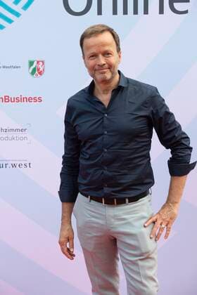 Georg RESTLE, Moderator, ,,Monitor,, (ARD WDR) Roter Teppich, Red Carpet Show, Verleihung des Grimme Online Awards 2022 am 23.06.2022 in der Flora Koeln,