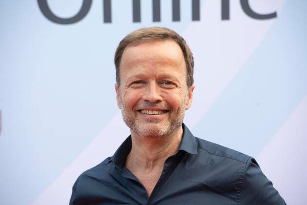 Georg RESTLE, Moderator, ,,Monitor,, (ARD WDR) Roter Teppich, Red Carpet Show, Verleihung des Grimme Online Awards 2022 am 23.06.2022 in der Flora Koeln,