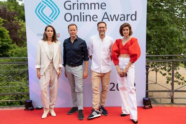 von links: Natalie AMIRI, Moderatorin, Georg RESTLE, Moderator, ,,Monitor,, (ARD WDR), Simon BEECK, Moderator, Marie NASEMANN, Schauspielerin, Roter Teppich, Red Carpet Show, Verleihung des Grimme Online Awards 2022 am 23.06.2022 in der Flora Koeln,