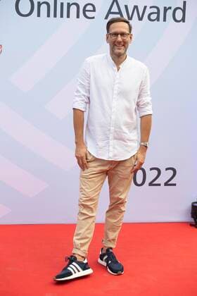 Simon BEECK, Moderator, Roter Teppich, Red Carpet Show, Verleihung des Grimme Online Awards 2022 am 23.06.2022 in der Flora Koeln,