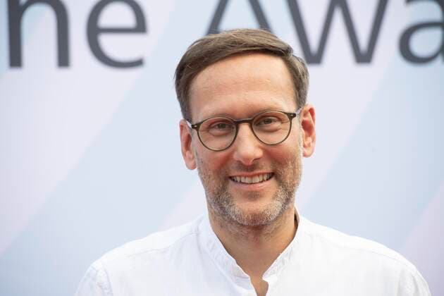 Simon BEECK, Moderator, Roter Teppich, Red Carpet Show, Verleihung des Grimme Online Awards 2022 am 23.06.2022 in der Flora Koeln,