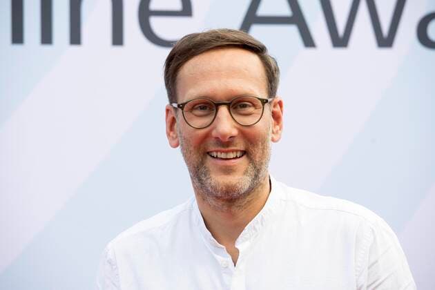 Simon BEECK, Moderator, Roter Teppich, Red Carpet Show, Verleihung des Grimme Online Awards 2022 am 23.06.2022 in der Flora Koeln,
