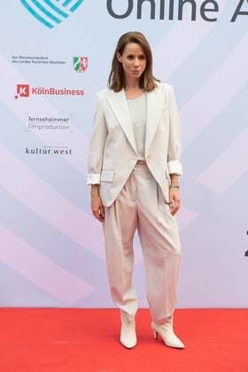 Natalie AMIRI, Moderatorin, Roter Teppich, Red Carpet Show, Verleihung des Grimme Online Awards 2022 am 23.06.2022 in der Flora Koeln,