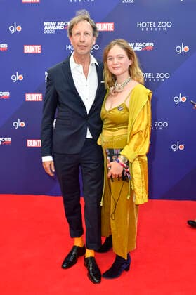 Sofie Eifertinger mit Begleitung bei der Verleihung der Bunte New Faces Awards Film 2022 im Delphi Filmpalast. Berlin, 23.06.2022