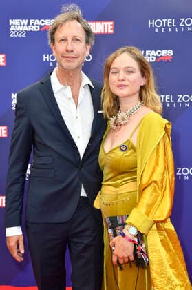 Sofie Eifertinger mit Begleitung bei der Verleihung der Bunte New Faces Awards Film 2022 im Delphi Filmpalast. Berlin, 23.06.2022