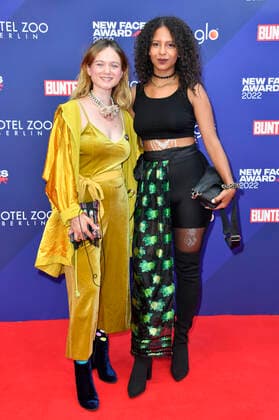 Sofie Eifertinger mit Gast bei der Verleihung der Bunte New Faces Awards Film 2022 im Delphi Filmpalast. Berlin, 23.06.2022