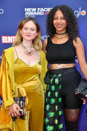 Sofie Eifertinger mit Gast bei der Verleihung der Bunte New Faces Awards Film 2022 im Delphi Filmpalast. Berlin, 23.06.2022