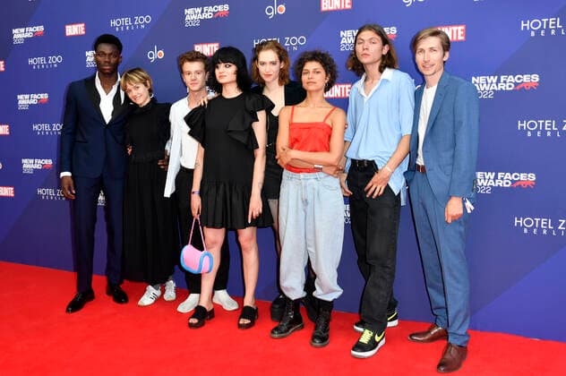 Bless Amada, Lea Drinda, Jonas Holdenrieder, Kurdwin Ayub, Lia von Blarer, Naemi Florez, Milan Herms und Pascal Schröder bei der Verleihung der Bunte New Faces Awards Film 2022 im Delphi Filmpalast. Berlin, 23.06.2022