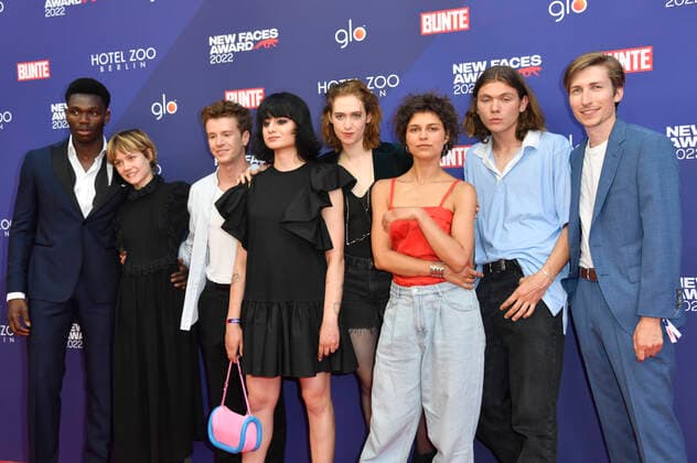 Bless Amada, Lea Drinda, Jonas Holdenrieder, Kurdwin Ayub, Lia von Blarer, Naemi Florez, Milan Herms und Pascal Schröder bei der Verleihung der Bunte New Faces Awards Film 2022 im Delphi Filmpalast. Berlin, 23.06.2022