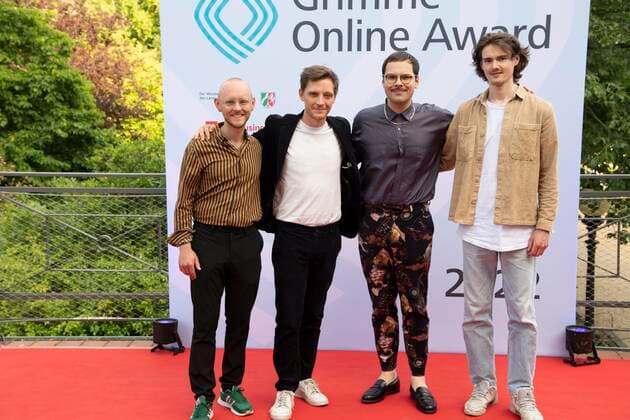 PUDELDAME, Band, Musikgruppe, von links mit Nico BAUCKHOLT, Jonay NAY, David GRABOWSKI und Jon Ander KLEIN, Roter Teppich, Red Carpet Show, Verleihung des Grimme Online Awards 2022 am 23.06.2022 in der Flora Koeln,