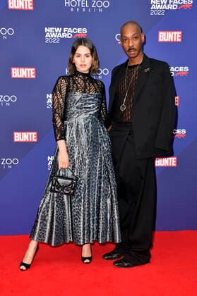 Ruby O. Fee mit Begleitung bei der Verleihung der Bunte New Faces Awards Film 2022 im Delphi Filmpalast. Berlin, 23.06.2022