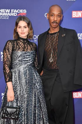 Ruby O. Fee mit Begleitung bei der Verleihung der Bunte New Faces Awards Film 2022 im Delphi Filmpalast. Berlin, 23.06.2022