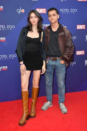 Emily Kusche mit Begleitung bei der Verleihung der Bunte New Faces Awards Film 2022 im Delphi Filmpalast. Berlin, 23.06.2022