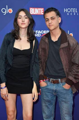 Emily Kusche mit Begleitung bei der Verleihung der Bunte New Faces Awards Film 2022 im Delphi Filmpalast. Berlin, 23.06.2022