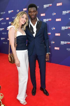 Bless Amada mit Begleitung bei der Verleihung der Bunte New Faces Awards Film 2022 im Delphi Filmpalast. Berlin, 23.06.2022