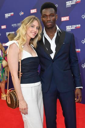 Bless Amada mit Begleitung bei der Verleihung der Bunte New Faces Awards Film 2022 im Delphi Filmpalast. Berlin, 23.06.2022