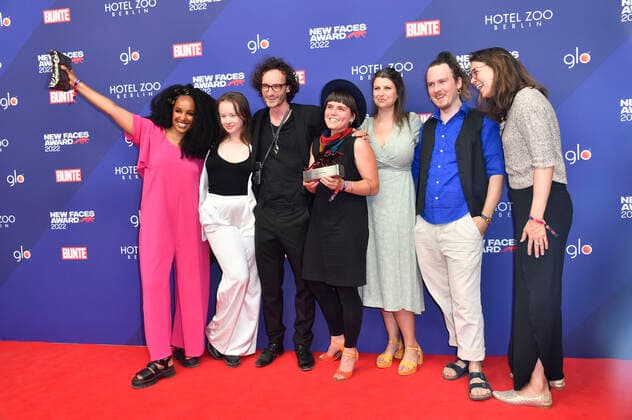 Benita Sarah Bailey, Fine Sendel, Karl Schirnhofer, Josefine Lindner, Laura Klippel, Max-Josef Schönborn und Britta Strampe bei der Verleihung der Bunte New Faces Awards Film 2022 im Delphi Filmpalast. Berlin, 23.06.2022
