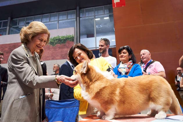 Bilder des Jahres 2022, Entertainment 06 Juni Entertainment Themen der Woche KW25 Entertainment Bilder des Tages 24-06-2022 Madrid Queen Sofia pose next to a dog, winner of the best of breed award, as she opens the World Dog Show at Ifema convention center, in Madrid. No Spain Â  Copyright: xPPEx