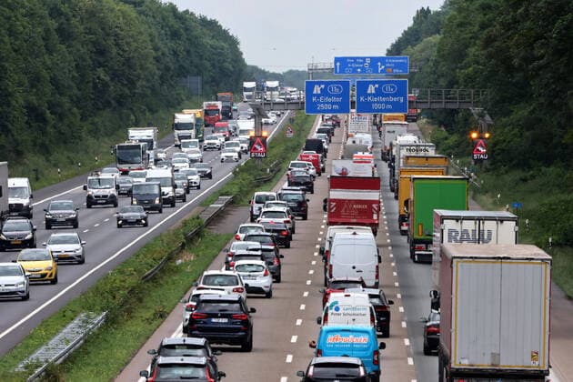 News Themen der Woche KW25 News Bilder des Tages Reiseverkehr, Bundesautobahn A4 im Bereich zwischen Kreuz Köln-Wet und Klettenberg zum Ferienbeginn in NRW, rechts: Fahrbahn Richtung Süden, 24.06.2022, Bild: *** Travel traffic, federal freeway A4 in the area between Kreuz Köln Wet and Klettenberg at the beginning of the vacation season in NRW, right lane southbound, 24 06 2022, pic. DUS900