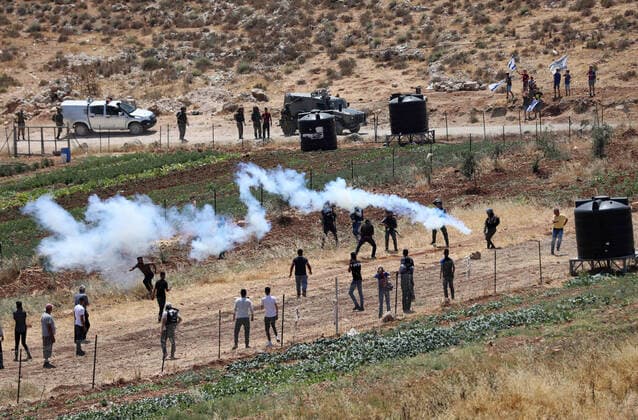 News Themen der Woche KW25 News Bilder des Tages June 24, 2022, Nablus, West Bank, Palestinian Territory: Palestinian demonstrators clash with Israeli forces during a protest against attempts by Israeli settlers from the settlement of Eli to reportedly take control of a water spring, in the village of Qaryut, south of Nablus in the West Bank on June 24, 2022 Nablus Palestinian Territory - ZUMAap3_ 20220624_zaf_ap3_095 Copyright: xWajedxNobanix