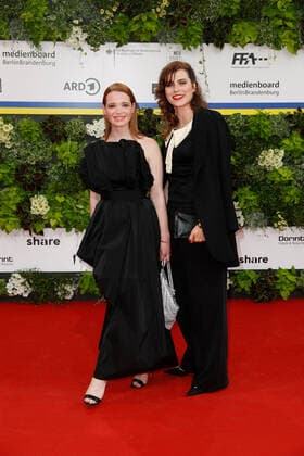 Deutscher Filmpreis 2022 Maximilian Befort mit Luise Befort auf dem roten Teppich bei der Verleihung der Lola - Deutscher Filmpreis 2021 im Palais am Funkturm in der Messe Berlin. Copyright: xEventpressxGolejewskix