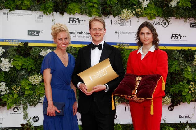 Deutscher Filmpreis 2022 auf dem roten Teppich bei der Verleihung der Lola - Deutscher Filmpreis 2021 im Palais am Funkturm in der Messe Berlin. Copyright: xEventpressxGolejewskix