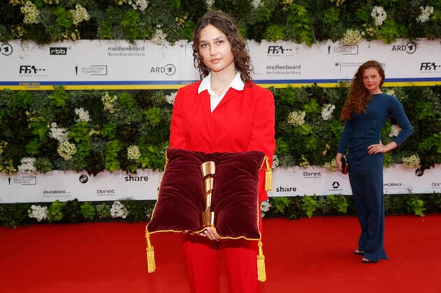 Deutscher Filmpreis 2022 auf dem roten Teppich bei der Verleihung der Lola - Deutscher Filmpreis 2021 im Palais am Funkturm in der Messe Berlin. Copyright: xEventpressxGolejewskix