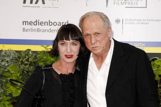 Ulrich Tukur und seine Ehefrau Katharina John bei der Ankunft zur Verleihung Deutscher Filmpreis am 24.06.2022 in Berlin Deutscher Filmpreis 2022 in Berlin - Ankunft Roter Teppich *** Ulrich Tukur and his wife Katharina John arriving for the German Film Award ceremony on 24 06 2022 in Berlin German Film Award 2022 in Berlin Arrival Red Carpet 