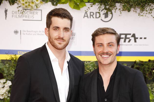 Jannik Schuemann mit seinem Freund Felix Kruck bei der Ankunft zur Verleihung Deutscher Filmpreis am 24.06.2022 in Berlin Deutscher Filmpreis 2022 in Berlin - Ankunft Roter Teppich