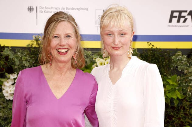 Petra Zieser und ihre Tochter Emilia bei der Ankunft zur Verleihung Deutscher Filmpreis am 24.06.2022 in Berlin Deutscher Filmpreis 2022 in Berlin - Ankunft Roter Teppich