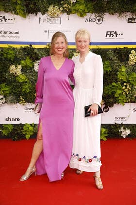 Petra Zieser und ihre Tochter Emilia bei der Ankunft zur Verleihung Deutscher Filmpreis am 24.06.2022 in Berlin Deutscher Filmpreis 2022 in Berlin - Ankunft Roter Teppich