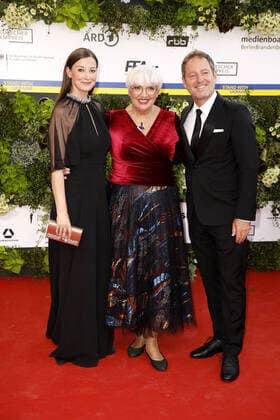 Alexandra Maria Lara, Claudia Roth und Florian Gallenberger bei der Ankunft zur Verleihung Deutscher Filmpreis am 24.06.2022 in Berlin Deutscher Filmpreis 2022 in Berlin - Ankunft Roter Teppich