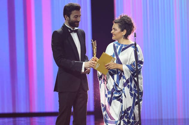 Deutscher Filmpreis 2022 Laudatorin BESTER KINDERFILM Sara Fazilat und Preisträger:in BESTER KINDERFILM Der Pfad bei der Verleihung der Lola - Deutscher Filmpreis 2022 im Palais am Funkturm in Berlin 24.06.2022 Copyright: xEventpressx