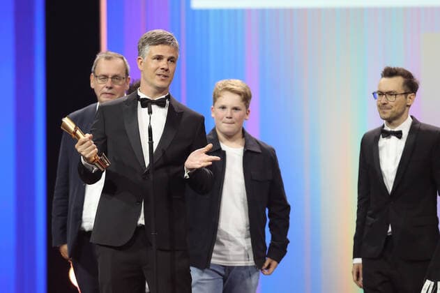 Deutscher Filmpreis 2022 Laudatorin BESTER KINDERFILM Sara Fazilat und Preisträger:in BESTER KINDERFILM Der Pfad bei der Verleihung der Lola - Deutscher Filmpreis 2022 im Palais am Funkturm in Berlin 24.06.2022 Copyright: xEventpressx
