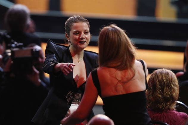 Deutscher Filmpreis 2022 Laudator BESTE WEIBLICHE NEBENROLLE Ulrich Tukur und Preistraegerin Jella Haase LIEBER THOMAS bei der Verleihung der Lola - Deutscher Filmpreis 2022 im Palais am Funkturm in Berlin 24.06.2022 Copyright: xEventpressx