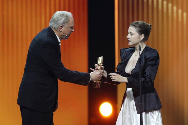 Deutscher Filmpreis 2022 Laudator BESTE WEIBLICHE NEBENROLLE Ulrich Tukur und Preistraegerin Jella Haase LIEBER THOMAS bei der Verleihung der Lola - Deutscher Filmpreis 2022 im Palais am Funkturm in Berlin 24.06.2022 Copyright: xEventpressx