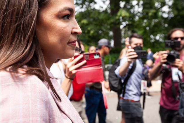 Berühmte Feministinnen, Alexandria Ocasio-Cortez Supreme Court overturns Roe v. Wade Congresswoman Alexandria Ocasio-Cortez (D-NY) arrives at the Supreme Court issued its opinion on Dobbs v. JWHO. The opinion reverses the federal right to abortion decided in Roe v. Wade, allowing each state to set its own laws. The legal basis for the decision could be used in the future as precendent to overturn other rights not explicitly stated in the Constitution (e.g., same-sex marriage). With the exception of Thomas, all of the conservative justices in the majority testified under oath in their confirmation hearings that they consider abortion access settled law. Washington DC United States  Copyright: xAllisonxBaileyx originalFilename: bailey-supremec220624_npgHo.jpg