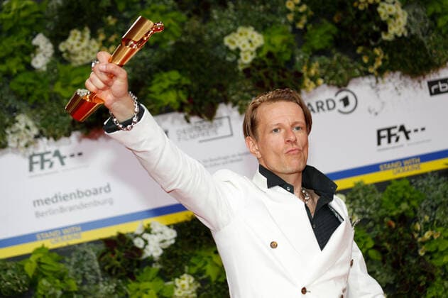 Deutscher Filmpreis 2022 Alexander Scheer auf dem roten Teppich bei der Verleihung der Lola - Deutscher Filmpreis 2021 im Palais am Funkturm in der Messe Berlin. Copyright: xEventpressxGolejewskix