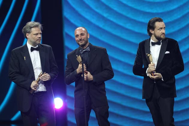 Deutscher Filmpreis 2022 Preisträger BESTE VISUELLE EFFEKTE Dennis Rettkowski, Markus Frank, Tomer Eshed DIE SCHULE DER MAGISCHEN TIERE bei der Verleihung der Lola - Deutscher Filmpreis 2022 im Palais am Funkturm in Berlin 24.06.2022 Copyright: xEventpressx