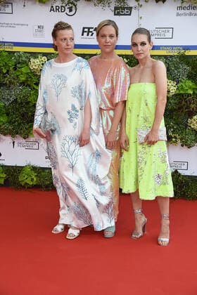 Patrycia Ziolkowska, Anne Haug, Sina Martens Roter Teppich - Deutscher Filmpreis 2022 im Palais am Funkturm in Berlin am 24.06.2022