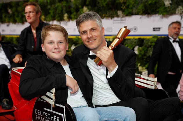 Deutscher Filmpreis 2022 Julius Weckauf mit Daniel Ehrenberg auf dem roten Teppich bei der Verleihung der Lola - Deutscher Filmpreis 2021 im Palais am Funkturm in der Messe Berlin. Copyright: xEventpressxGolejewskix