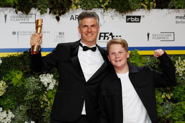 Deutscher Filmpreis 2022 Julius Weckauf mit Daniel Ehrenberg auf dem roten Teppich bei der Verleihung der Lola - Deutscher Filmpreis 2021 im Palais am Funkturm in der Messe Berlin. Copyright: xEventpressxGolejewskix
