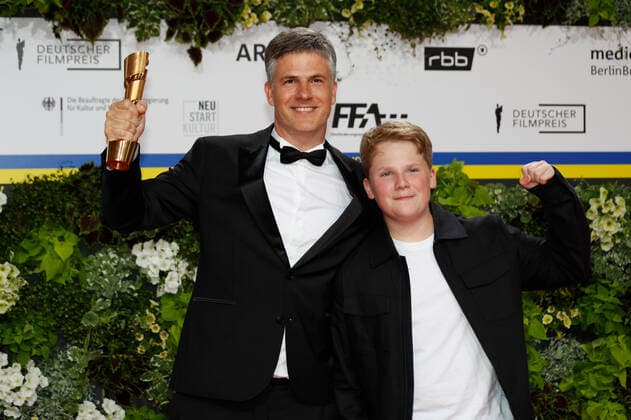 Deutscher Filmpreis 2022 Julius Weckauf mit Daniel Ehrenberg auf dem roten Teppich bei der Verleihung der Lola - Deutscher Filmpreis 2021 im Palais am Funkturm in der Messe Berlin. Copyright: xEventpressxGolejewskix